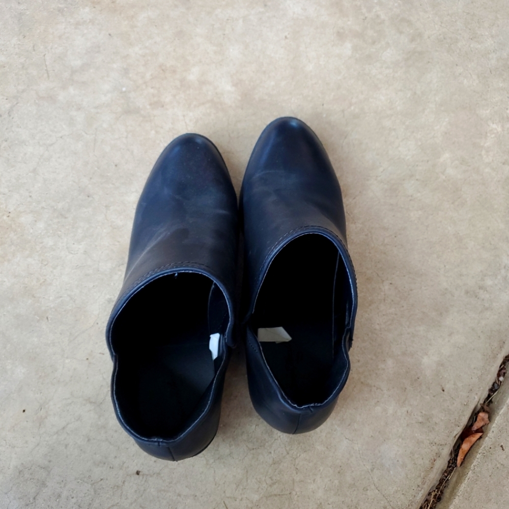 Black Leather Universal Thread Heeled Boots